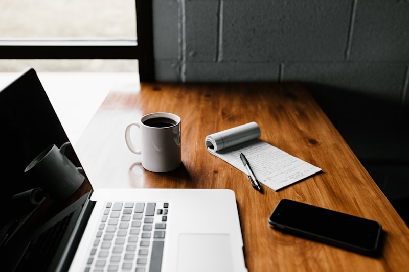 Stratégie de contenu SEO et recherche de mots-clés sur ordinateur portable