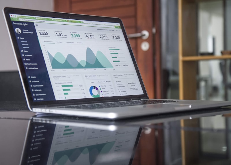 Tableau de bord de suivi SEO avec rapports de performance et indicateurs clés